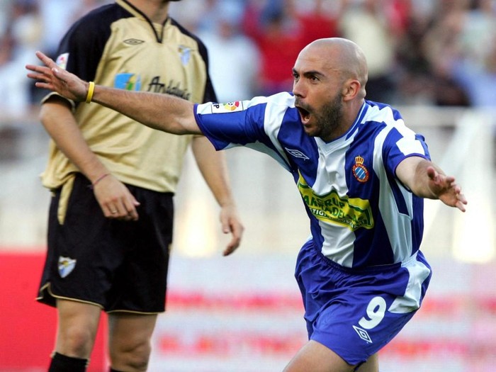 RCD Espanyol's Ivan De La Pea celebrates his first goal against Malaga CF during their Spanish League football match at the Olympic stadium in Barcelona, 26 September 2004.                       AFP PHOTO/LLUIS GENE. (Photo by LLUIS GENE / AFP)
