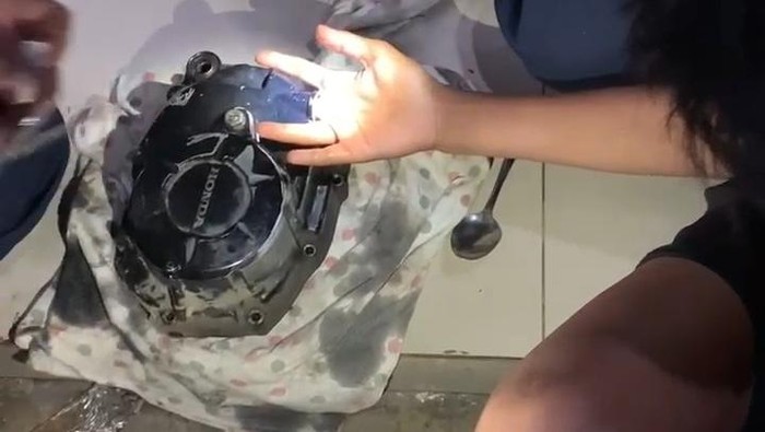 Jari tangan cendekia balig cukup akal di Cibinong, Bogor tersangkut di lubang oli mesin di saat memperbaiki motor. Korban minta tolong Damkar Kabupaten Bogor. (dok Istimewa) Jari tangan cendekia balig cukup akal di Cibinong, Bogor tersangkut di lubang oli mesin di saat memperbaiki motor. Korban minta tolong Damkar Kabupaten Bogor. (dok Istimewa)