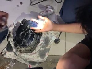 ABG Bogor Bawa Blok Mesin ke Damkar Jarinya Nyangkut di Lubang Oli