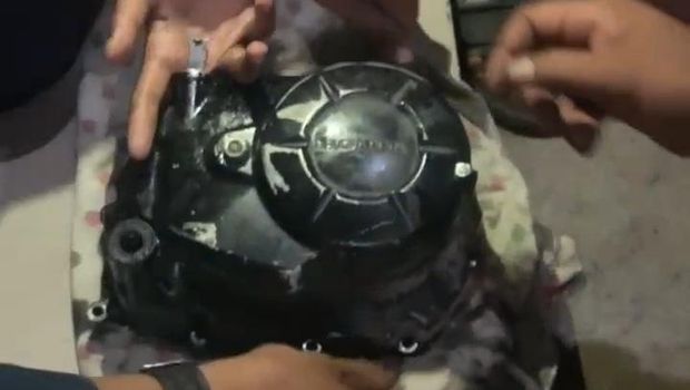 Jari tangan cendekia balig cukup akal di Cibinong, Bogor tersangkut di lubang oli mesin di saat memperbaiki motor. Korban minta tolong Damkar Kabupaten Bogor. (dok Istimewa)
