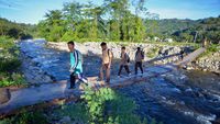 Penampakan Jembatan Darurat di Pesisir Selatan yang Kondisinya Membahayakan