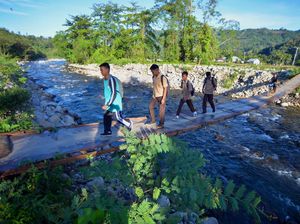 Penampakan Jembatan Darurat di Pesisir Selatan yang Kondisinya Membahayakan
