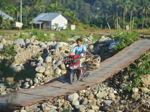 Jembatan Darurat di Sumbar Ini Masih Jadi Andalan Warga