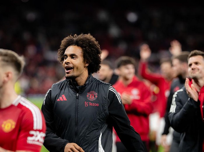 MANCHESTER, ENGLAND - MAY 8:  Joshua Zirkzee of Manchester United reacts at the end of the UEFA Europa League 2024/25 Semi Final Second Leg match between Manchester United and Athletic Club at Old Trafford on May 8, 2025 in Manchester, United Kingdom. (Photo by Ash Donelon/Manchester United via Getty Images)