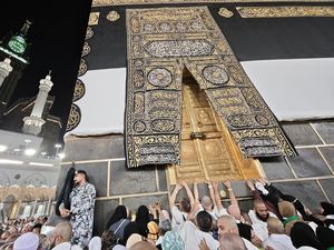Kabah Berselimut Ihram, Awal Musim Haji 2025 Dimulai Kabah Berselimut Ihram, Awal Musim Haji 2025 Dimulai