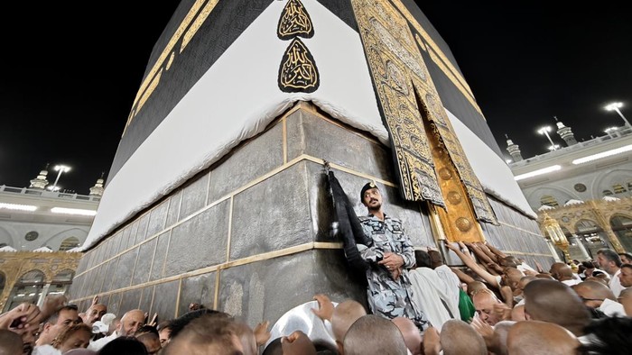 Kabah Berselimut Ihram, Awal Musim Haji 2025 Dimulai Jamaah kandidat haji dari banyak sekali negara bersiap menunaikan Shalat Isya dengan latar belakang Kabah yang sudah diselimuti kain ihram di Masjidil Haram, Makkah, Arab Saudi, Rabu (15/5/2025) malam. Kain kiswah Kabah sudah diangkat setinggi tiga meter dan berikutnya dipasangi kain ihram di bab bawahnya yang menandai dimulainya demam isu haji 1446 Hijriah/2025 Masehi. ANTARA FOTO/Andika Wahyu