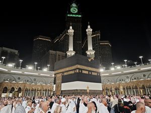 Bagaimana Sholatnya Orang Yang Ada di Dalam Kabah? Bagaimana Sholatnya Orang Yang Ada di Dalam Kabah?