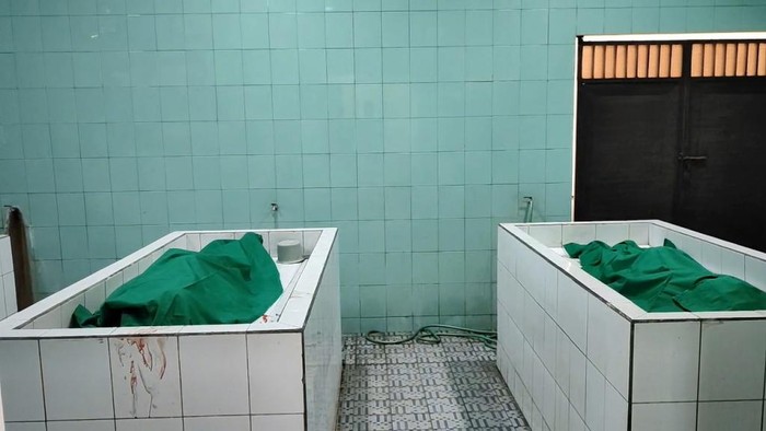 Jenazah dua siswi Sekolah Menengah Pertama asal Pasrepan, Kabupaten Pasuruan yang tewas tertabrak truk di  Desa Brambang, Kecamatan Gondangwetan.
