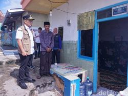 Bikin Elus Dada, Keluarga di Kota Pasuruan Ini Tinggal di Toilet Umum