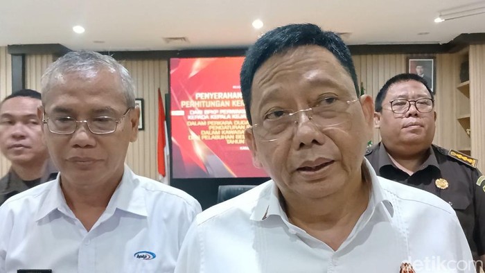 Kepala Kejati Kepri, Teguh Subroto dikala memamerkan keterangan. (Alamudin Hamapu/detikSumut) Kepala Kejati Kepri, Teguh Subroto dikala memamerkan keterangan. (Alamudin Hamapu/detikSumut)