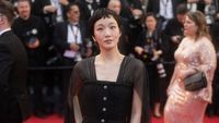 5 Gaya Kim Go Eun di Cannes 2025, Elegan dengan Jumpsuit Hitam Berjubah