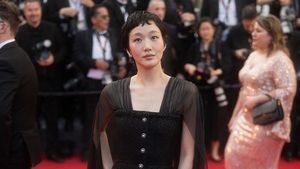 5 Gaya Kim Go Eun di Cannes 2025, Elegan dengan Jumpsuit Hitam Berjubah