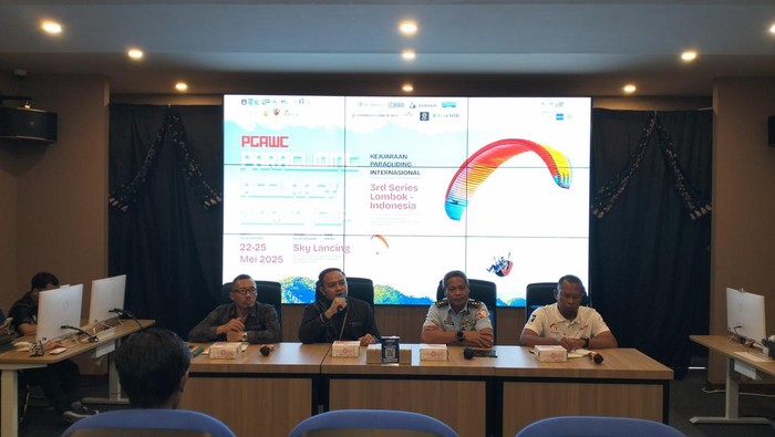 Konferensi Pers penyelenggaraan kejuaraan Paragliding Accuracy World Cup (PGAWC) di Bukit Sky Lancing, Lombok Tengah, NTB, Kamis (15/5/2025). (Ahmad Viqi/detikBali) Konferensi Pers penyelenggaraan kejuaraan Paragliding Accuracy World Cup (PGAWC) di Bukit Sky Lancing, Lombok Tengah, NTB, Kamis (15/5/2025). (Ahmad Viqi/detikBali)