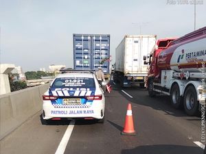 Lalin di Tol Wiyoto Wiyono Arah Pluit Tersendat Imbas Truk Gangguan Lalin di Tol Wiyoto Wiyono Arah Pluit Tersendat Imbas Truk Gangguan