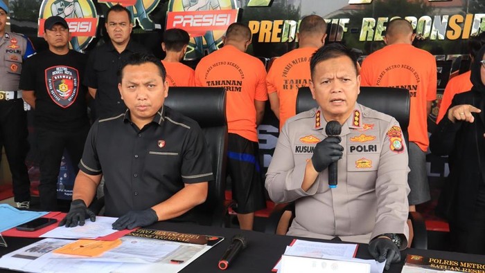 Lima orang dibekuk usai merampas kendaraan beroda empat Mitsubishi Pajero dari mahasiswa di Kota Bekasi. Para pelaku mendapat fee jutaan dari penarikan kendaraan beroda empat tersebut. (dok Ist) Lima orang dibekuk usai merampas kendaraan beroda empat Mitsubishi Pajero dari mahasiswa di Kota Bekasi. Para pelaku mendapat fee jutaan dari penarikan kendaraan beroda empat tersebut. (dok Ist)