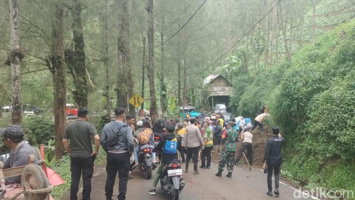Longsor di jalur rekreasi Bromo, Tosari, Pasuruan. Longsor di jalur rekreasi Bromo, Tosari, Pasuruan.