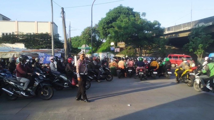 Macet di kolong tol tempat Cakung, baik menuju arah Cilincing maupun Bekasi. (dok.Istimewa) Macet di kolong tol tempat Cakung, baik menuju arah Cilincing maupun Bekasi. (dok.Istimewa)