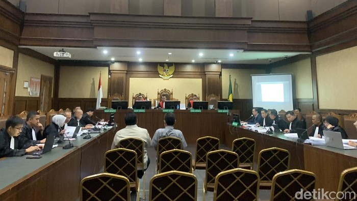 Mantan Direktur Impor Kemendag Indra Sari Wisnu Wardhana mengakui menyiasati metode untuk mempublikasikan surat izin impor gula kristal mentah produsen gula swasta. Mantan Direktur Impor Kemendag Indra Sari Wisnu Wardhana mengakui menyiasati metode untuk mempublikasikan surat izin impor gula kristal mentah produsen gula swasta.