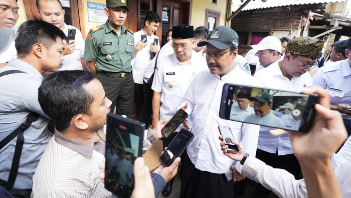 Mensos Saifullah Yusuf Menteri Sosial RI (Mensos) Saifullah Yusuf (Gus Ipul) mendatangi rumah salah satu kandidat siswi Sekolah Rakyat Sugita Wania Apsari (Gita), di Probolinggo, Jawa Timur.