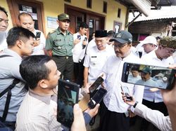 Dikunjungi Mensos, Calon Siswa Sekolah Rakyat Bacakan Puisi untuk Prabowo