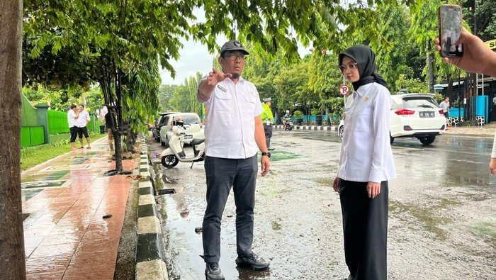 Wali Kota Kediri, Vinanda Prameswati di saat pengecekan pencucian inlet di beberapa ruas jalan