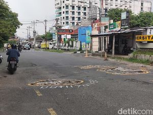 Waspada Dab! Ada Lubang Menganga di Jalan Dekat Vokasi UGM Waspada Dab! Ada Lubang Menganga di Jalan Dekat Vokasi UGM