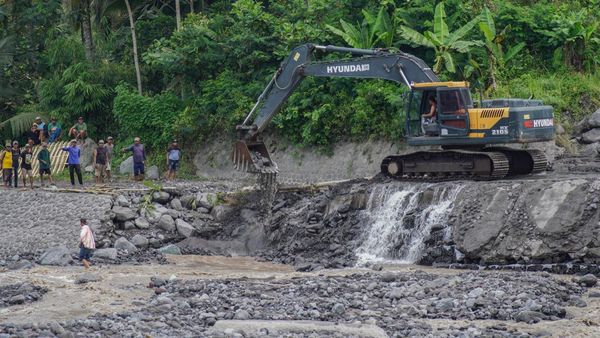 Normalisasi Jalur Lahar Semeru Dimulai