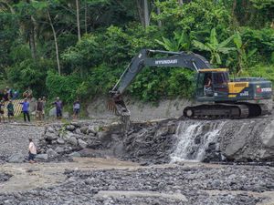 Normalisasi Jalur Lahar Semeru Dimulai