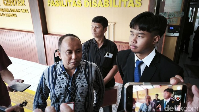 Penggugat Esemka Penggugat nomor urusan 96/pdt.g/2025/PN Skt, Aufaa Luqmana Re A, dan kuasa hukumnya, Arif Sahudi, di saat dijumpai di Pengadilan Negeri Solo, Kamis (15/5/2025).