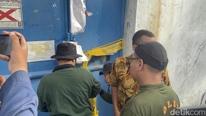 Penyidik Polda Jatim berupaya menggeledah gudang Sentoso Seal namun tidak sukses alasannya pintu digembok dari dalam. Penyidik Polda Jatim berupaya menggeledah gudang Sentoso Seal namun tidak sukses alasannya pintu digembok dari dalam.