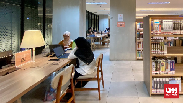 Suasana Perpustakaan Jakarta dan Pusat Dokumentasi Sastra H.B. Jassin di Cikini pada Rabu malam (14/5) jauh dari gambaran sebuah tempat sepi dan kaku. Pantauan CNNIndonesia.com pada pukul 19.00 WIB, pengunjung masih ramai berdatangan.