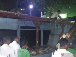 Polisi Bongkar Posko Ormas di Pasar Kramat Jati, Buru Preman Meresahkan Polisi Bongkar Posko Ormas di Pasar Kramat Jati, Buru Preman Meresahkan