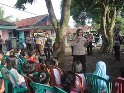 Aksi Polwan Beri Trauma Healing di Lokasi Ledakan Amunisi Garut