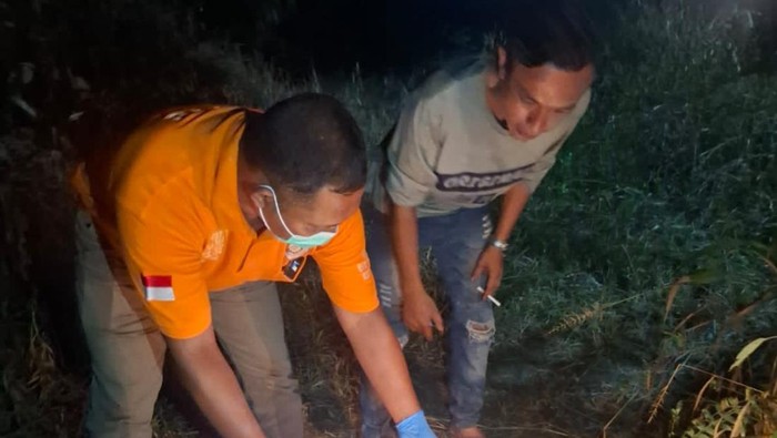 Petugas kepolisian dikala olah TKP penemuan jasad bayi. (Dok. Polres Labuhanbatu) Petugas kepolisian dikala olah TKP penemuan jasad bayi. (Dok. Polres Labuhanbatu)