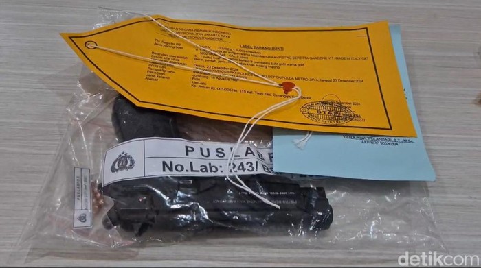 Pistol air gun milik Ketua GRIB Jaya Harjamukti. (Devi/detikcom) Pistol air gun milik Ketua GRIB Jaya Harjamukti. (Devi/detikcom)