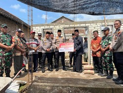 Kapolres Kediri Kota Serahkan Bantuan Material untuk Pembangunan Musala