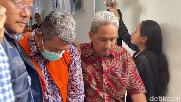 Ketiga tersangka permasalahan PPDS Undip menggunakan rompi oranye di Kejari Kota Semarang, Kecamatan Semarang Barat, Kamis (16/5/2025).