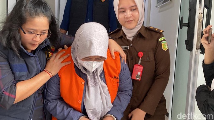 PPDS Undip Ketiga tersangka permasalahan PPDS Undip menggunakan rompi oranye di Kejari Kota Semarang, Kecamatan Semarang Barat, Kamis (16/5/2025).