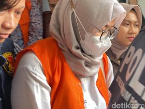 Pakai Rompi Oranye, 3 Tersangka Kasus PPDS Undip Resmi Ditahan Pakai Rompi Oranye, 3 Tersangka Kasus PPDS Undip Resmi Ditahan