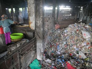 Video: BPOM Diminta Serius Tangani Pabrik Tahu Berbahan Bakar Sampah Plastik Video: BPOM Diminta Serius Tangani Pabrik Tahu Berbahan Bakar Sampah Plastik