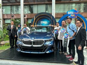 BRI Serahkan BMW 520i M Sport ke Nasabah Pemenang BRImo FSTVL 2024 BRI Serahkan BMW 520i M Sport ke Nasabah Pemenang BRImo FSTVL 2024