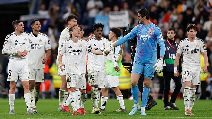 Real Madrid MADRID, SPAIN - MAY 14: The Real Madrid squad celebrates after winning the match during the La Liga match between Real Madrid CF and RCD Mallorca at Estadio Santiago Bernabeu on May 14, 2025 in Madrid, Spain. (Photo by David S. Bustamante/Real Madrid via Getty Images)