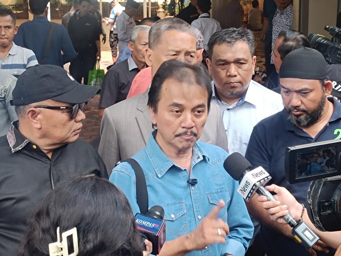 Roy Suryo Usai Diperiksa Penyidik Polda Metro