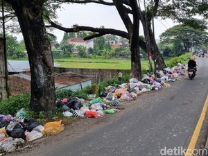 Jorok! Tumpukan Sampah Kotori Jalan di Ring Road Banguntapan Bantul Jorok! Tumpukan Sampah Kotori Jalan di Ring Road Banguntapan Bantul