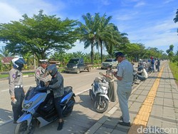 Polisi Tilang Puluhan Kendaraan dalam Razia di Palembang