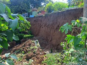 Petaka Hujan Deras di Bogor Bikin Makam Terbawa Longsor