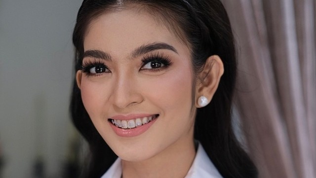 Kabar Terkini Artis dari InsertLive : Gaya Selvi Ananda Belanja di Lombok Disorot, Belanja hingga Rp60 Juta