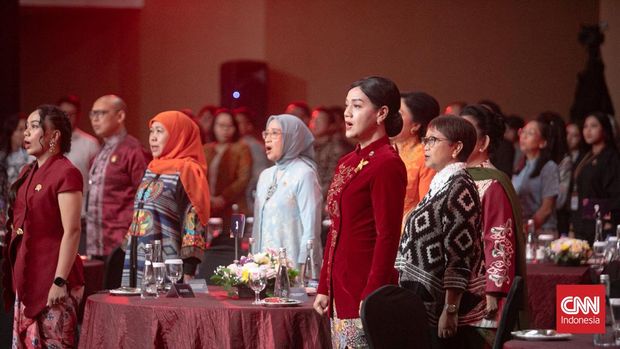 Sejumlah tokoh perempuan, seperti Gubernur Jawa Timur Khofifah Indar Parawansa dan Ketua Komisi IV DPR Titiek Soeharto, telah hadir di acara CNN Indonesia Leading Women Awards 2025. (CNN Indonesia/Adi Ibrahim)