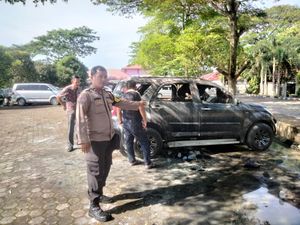 Terios Hitam Terbakar di Parkiran SD Diduga Korsleting Variasi Musik