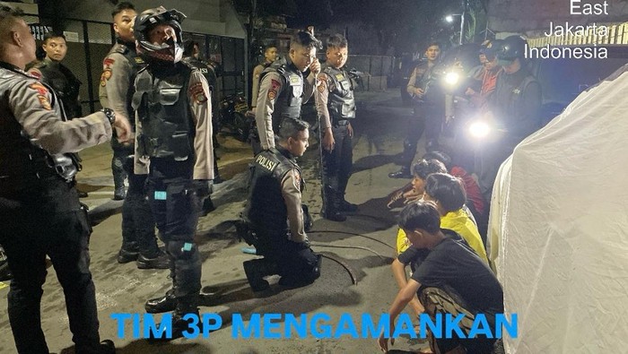 Tim Patroli Perintis Presisi Polda Metro Jaya menangkap 9 dewasa yang terlibat tawuran di Jaktim. Sejumlah senjata tajam menyerupai celurit dan corbek disita. (dok Ist) Tim Patroli Perintis Presisi Polda Metro Jaya menangkap 9 dewasa yang terlibat tawuran di Jaktim. Sejumlah senjata tajam menyerupai celurit dan corbek disita. (dok Ist)